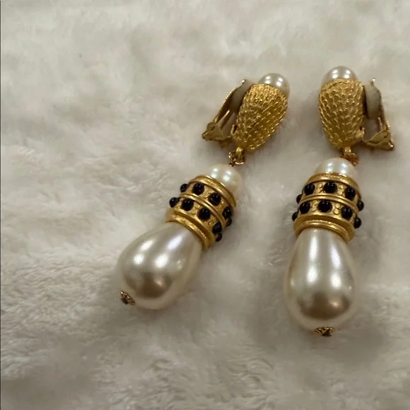 Vintage- Gold Tone Large Clip On Pearl Drop Earrings with Black Accents - Picture 8 of 9